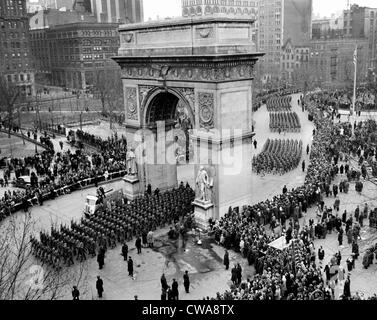 I paracadutisti della ottantaduesima Divisione Aerotrasportata marzo attraverso Washington Square Arch in omaggio a coloro che hanno combattuto e sono morti nel mondo Foto Stock