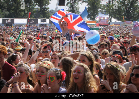 La folla godendo la musica dal vivo presso il V Festival di Hylands Park, Chelmsford Essex Foto Stock