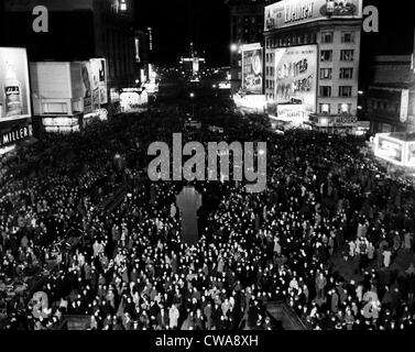 Migliaia di persone si affollano Times Square in attesa del nuovo anno, a sud dalla Duffy Square, New York City, Dicembre 31, 1945. Foto Stock