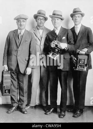 Quattro membri della Casa Bianca News fotografi' Association, tenendo le telecamere in 1924. Foto Stock