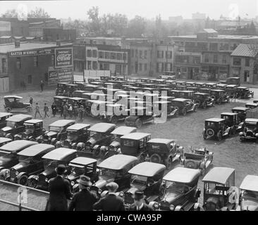 Parcheggi per auto diventa parte del paesaggio americano nel 1920s. Immagine mostra autos parcheggiato a ball park vicino Foto Stock