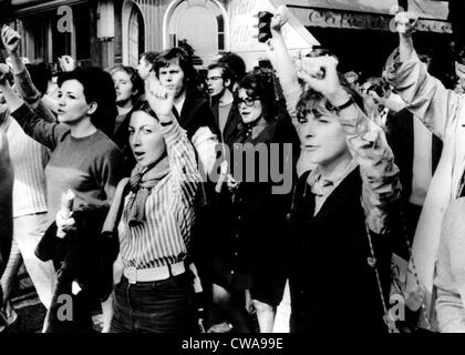 I dimostranti a Parigi per 'Governo popolare' in Francia, Maggio, 29, 1968. La cortesia: Archivi CSU/Everett Collection Foto Stock