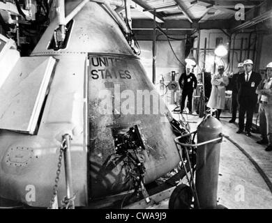 I tecnici visualizzazione della navetta Apollo in cui tre membri di equipaggio sono morti durante una fase di lancio di una prova di simulazione, Cape Canaveral, Foto Stock