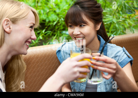 Amici di sesso femminile la tostatura con bevande analcoliche Foto Stock