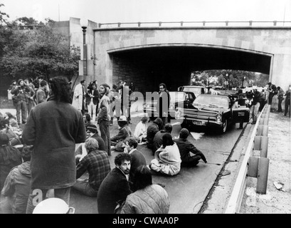 4/8/67 WASHINGTON: un gruppo di guerra Anti-Vietnam picchetti, chiamata stessa molla di mobilitazione per la Pace di dimostrare a Washington, Foto Stock