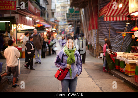 Ritratto di donna nel mercato, Hong Kong, Cina Foto Stock