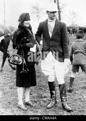 Nancy Astor, membro del parlamento britannico, con il suo figlio William Waldorf Astor presso la Chiesa di Cristo e Bullingdon Club Foto Stock