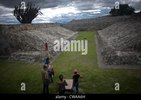 Una famiglia messicana visiti la palla del zapoteco rovine di Yagul in Oaxaca, Messico, Luglio 7, 2012. Foto Stock