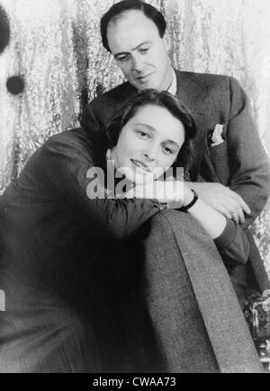 Roald Dahl (1916-1990), autore britannico con la moglie, attrice Patricia Neal (b. 1926) nel 1954 ritratto da Carl Van Vechten. Foto Stock