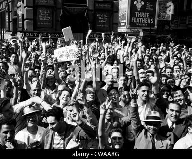 I Newyorkesi celebrando VJ giorno e la prospettiva di una fine alla II Guerra Mondiale, Times Square. Il titolo di giornale si legge: " Japs Foto Stock
