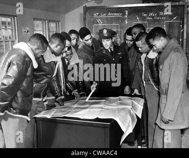 Tuskeegee, Alabama: U.S. Esercito prima di tutto nero scatola aria, il 99th Pursuit Squadron, istruita essere Lt. Donald B. Foto Stock