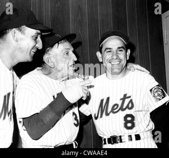 Warren Spahn, Casey Stengel e Yogi Berra a Shea Stadium, 1965. La cortesia: Archivi CSU/Everett Collection Foto Stock