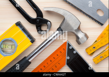 Un assortimento di costruzione e strumenti di misura disposte su una superficie di legno. Costruzione, riparazione o miglioramento di casa dello sfondo. Foto Stock