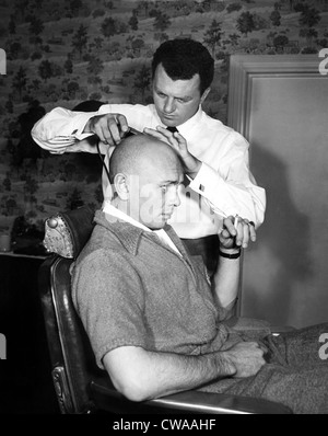 Yul Brynner getting rasato dal trucco artista Robert Alba per il suo ruolo in King & I, 1956, TM e © XX Century Fox Foto Stock