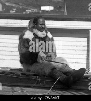 Matthew Henson (1866-1955), Africano Americano membro di Robert Peary Artico del team di esplorazione, in pelliccia abbigliamento sul ponte di Foto Stock