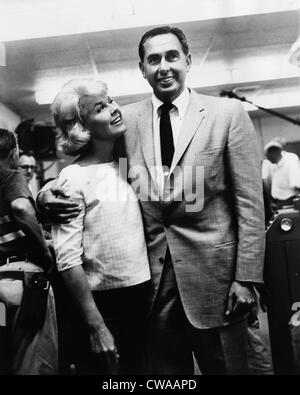 Quel tocco di visone, da sinistra: Doris Day, marito e co-produttore Martin Melcher sul set, 1962. La cortesia: CSU Archivi / Everett Foto Stock