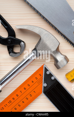 Un assortimento di costruzione e strumenti di misura disposte su una superficie di legno. Costruzione, riparazione o miglioramento di casa dello sfondo. Foto Stock