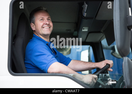 Uomo al volante nel carrello Foto Stock