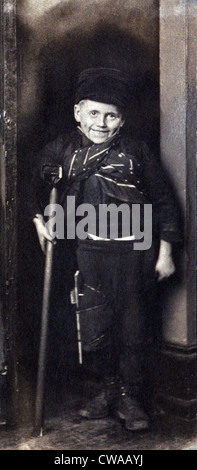 Charles Dickens carattere, 'piccolo Tim,' dal classico "A Christmas Carol", viene alla vita di fotografo Elizabeth B. Foto Stock