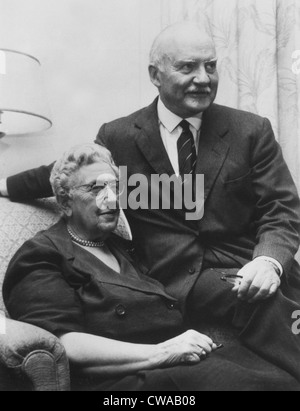 Dame Agatha Christie & marito Sir Max Mallowan nel 1975.. La cortesia: CSU Archivi / Everett Collection Foto Stock