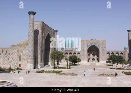 La Repubblica di Uzbekistan. Samarcanda. Tilla-Kari madrasa (1647-166) Foto Stock