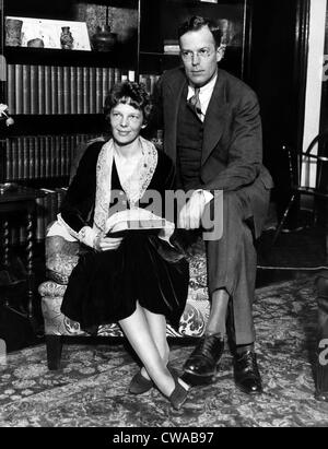 Amelia Earhart e suo marito George Palmer Putnam nel suo ufficio di New York poco dopo la loro luna di miele. Febbraio 11, 1931. Foto Stock