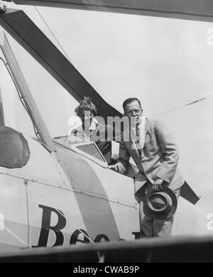 Amelia Earhart accolti da suo marito George Palmer Putnam sul suo ritorno all'Aeroporto di Newark, New Jersey dopo un Foto Stock
