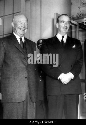 Primo Ministro britannico Anthony Eden (a destra), il presidente statunitense Dwight D. Eisenhower, 1956. La cortesia: CSU Archivi / Everett Foto Stock