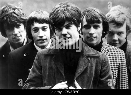 Bee Gees, (l a r): Barry Gibb, Robin Gibb, Vince Melouney, Maurice Gibb, Colin Petersen, ca. tardi anni sessanta e primi anni settanta. La cortesia: Foto Stock