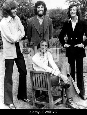 Bee Gees, (standing, l a r): Barry Gibb, Vince Melouney, Robin Gibb, (seduto): Maurice Gibb, ca. nei primi anni settanta. La cortesia: CSU Foto Stock