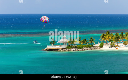 Para la vela sopra l'isola tropicale di Ocho Rios, Giamaica. Foto Stock