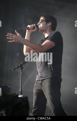 Esempio di eseguire dal vivo sul palco a V Festival di Hylands Park, Chelmsford Essex Foto Stock