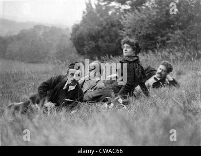 Barrie, J. M. (James Matthew), 1860-1937 con un gruppo di uomini e donne. Pubblicato in 'Allahakbarries", un libro di Barrie stampati Foto Stock