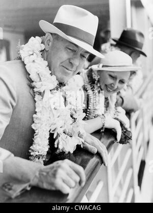 Edgar Rice Burroughs (1875-1950), l'autore americano e creatore di Tarzan storie, e sua moglie, appoggiata sulla murata della nave come essi Foto Stock