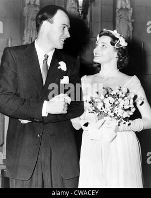 Patricia Neal (b. 1926) e Roald Dahl (1916-1990), sorridente ad ogni dopo il loro matrimonio nel 1953. Foto Stock