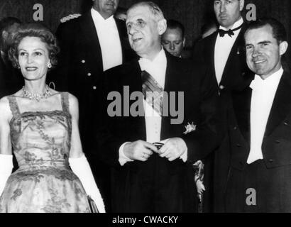 Pat Nixon, il presidente francese Charles de Gaulle e vice presidente Richard Nixon durante una cena a Washington D.C., 1960. La cortesia: Foto Stock