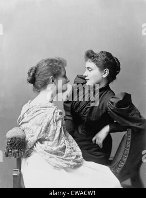 Helen Keller (1880-1968) e il suo devoto insegnante, Anne Sullivan (1866-1936) (sulla destra). Sullivan prima insegnato i sordi e Foto Stock