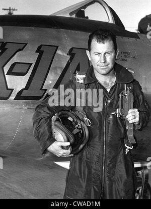 CHUCK YEAGER, con Campana X-1A in cui egli ha stabilito un record di velocità di 1650 km/h. La cortesia: CSU Archivi / Everett Collection Foto Stock