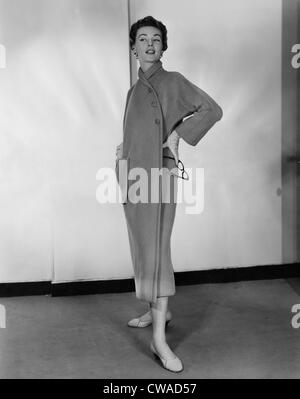 Una donna modelli un cammello cappotto in pile progettato da Claire McCardell, circa 1953. La cortesia: Archivi CSU/Everett Collection Foto Stock
