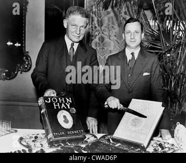 Il dottor Allan Nevins (1890-1971) e Tyler Dennett (1883-1949), entrambi gli storici, celebrare la loro 1934 premi Pulitzer con torte Foto Stock