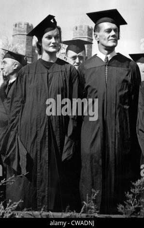 Doris Duke e il marito James H.R. Cromwell presso la Duke University durante il primo giorno di centennial esercizi, Durham, NC, 23 aprile Foto Stock