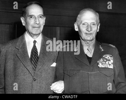 L ex generale Douglas MacArthur, Maresciallo di Campo Bernard Law Montgomery, primo Visconte Montgomery di Alamein, riuniti a Foto Stock