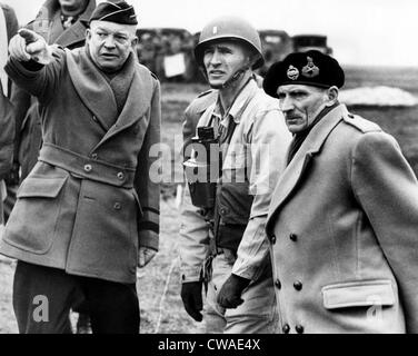 General Dwight D. Eisenhower e Britan il Maresciallo di Campo, Bernard Montgomery (estrema destra) conferiscono alla invations piani di Foto Stock