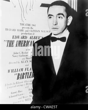 Edward Albee (b. 1928), drammaturgo americano in piedi accanto al poster per il suo gioco il sogno americano nel 1961. Foto Stock