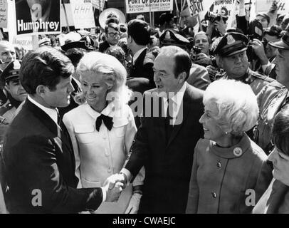 Da sinistra il senatore Edward Kennedy, Joan Kennedy, Vice Presidente Hubert Humphrey, Muriel Humphrey, a Logan International Foto Stock