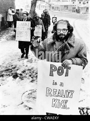 Allen Ginsberg (1927-1997), American Beat poeta, è a capo di un gruppo di dimostranti fuori la donna della casa di detenzione in Foto Stock