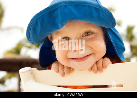 Vista dettagliata dei bambini che indossano scarpe da pattinaggio in  plastica blu in piedi su un tappetino morbido in gomma antiscivolo nello  spogliatoio di pattinaggio Foto stock - Alamy