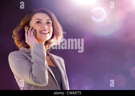 Giovane donna con il cellulare Foto Stock