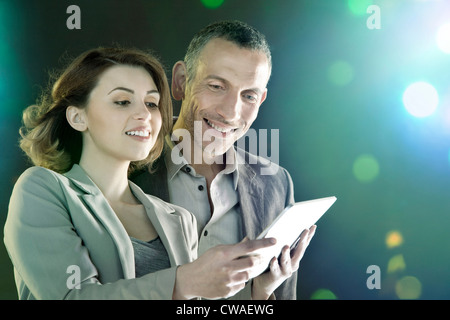 Gli imprenditori che cercano a tavoletta digitale Foto Stock