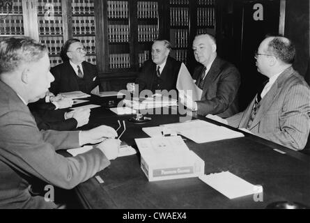 Byron Prezzo (1891-1981), direttore di censura per gli Stati Uniti durante la II Guerra Mondiale, seduto con i membri del Senato Foto Stock